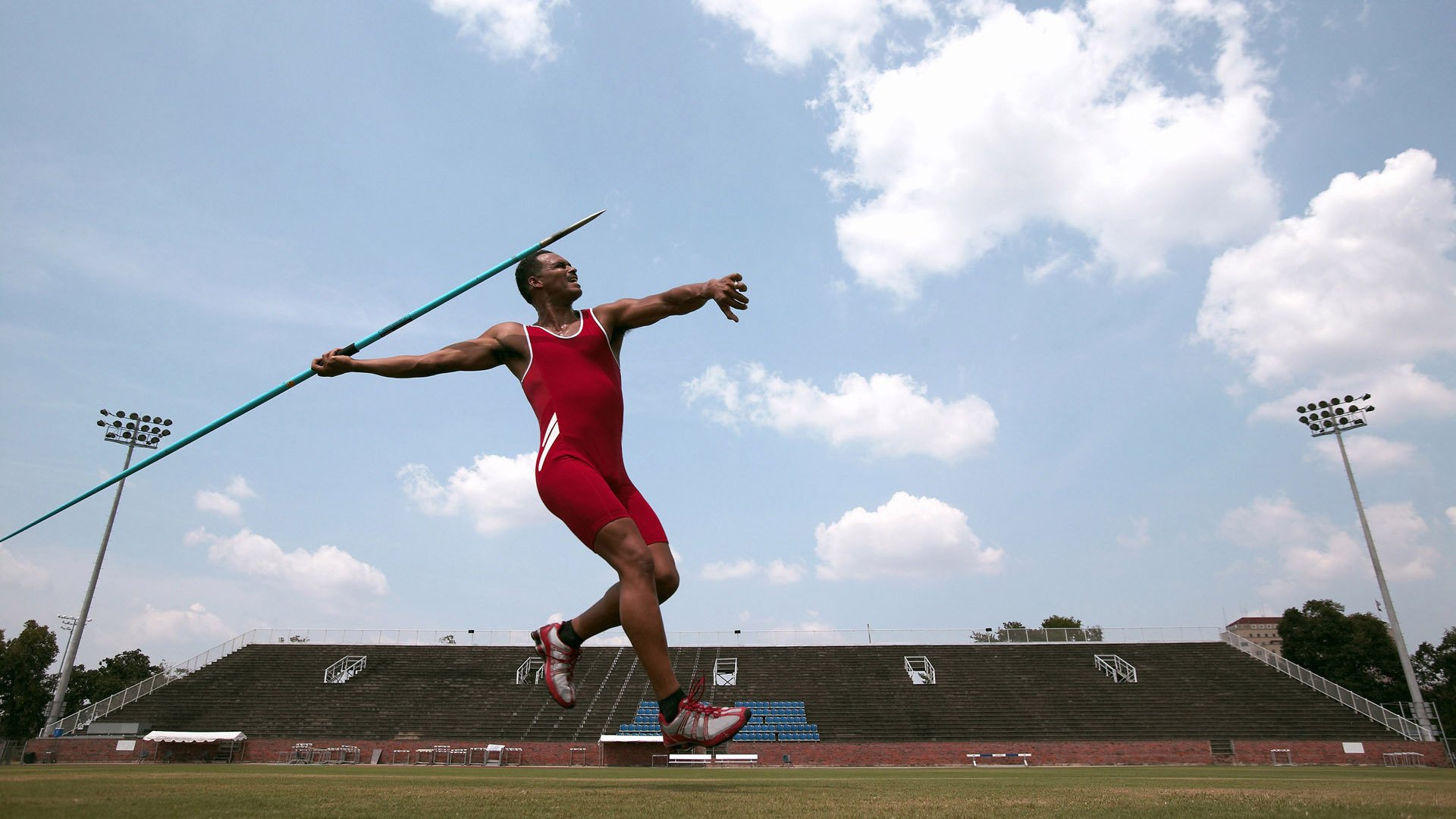 强侧逼抢引诱对方转移失误